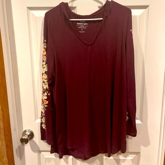 Beautiful Burgundy Flowered Sleeve hoodie Torrid Top - Picture 2 of 12